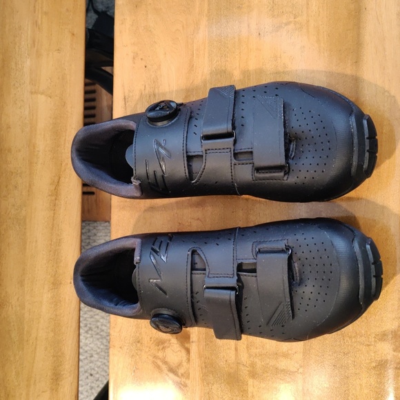 Shimano Other - Shimano mens cycling shoes ME-400 size 44eu all black